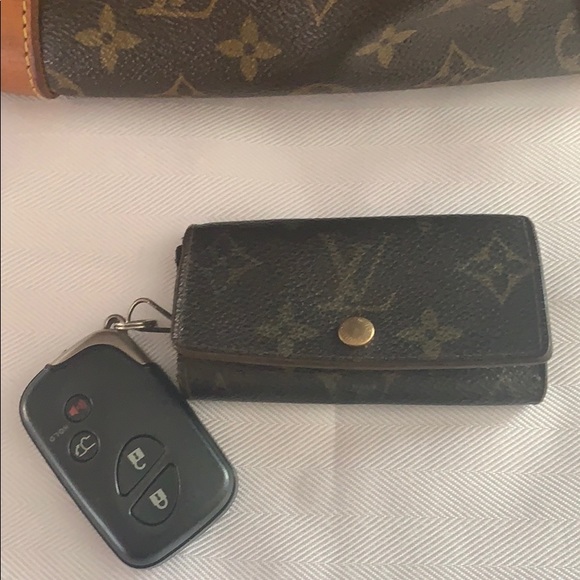 Authentic Louis Vuitton Key Holder (4key)